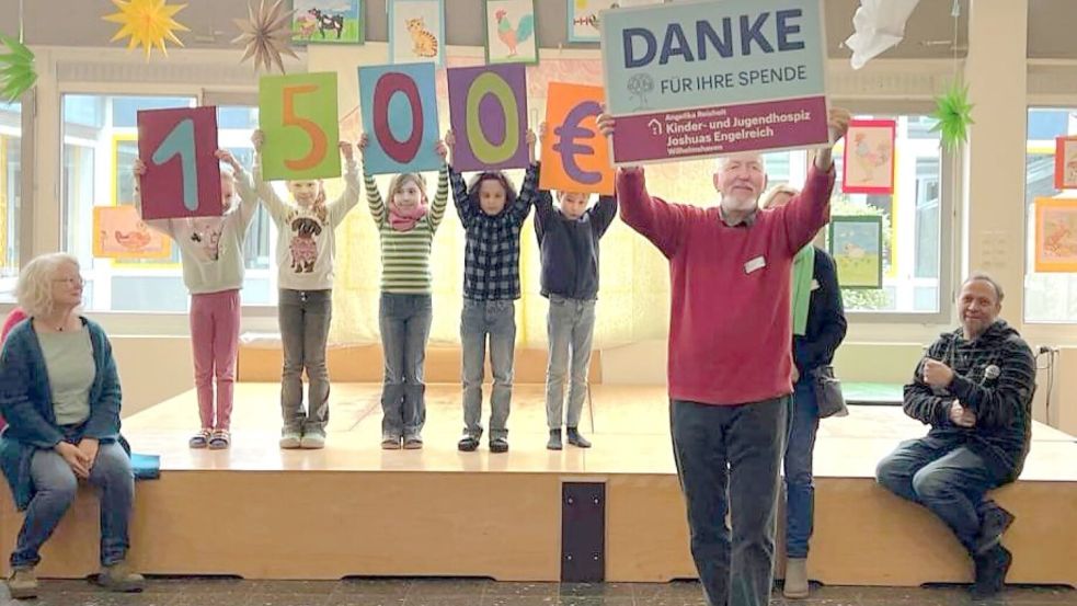 Auf dem Foto freuen sich einige Grundschulkinder mit (von links) Lehrerin Ute-Gesine Kok, Bernd Howanietz und (halb verdeckt) Agnes Kersten (beide „Joshuas Engelreich“) sowie Rektor Uwe Schumacher. Foto: privat