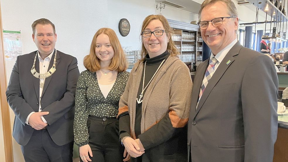 Bürgermeister Florian Eiben (links), die Jugendbürgermeisterin Merle Gatena, die stellvertretende Bürgermeisterin Dr. Kerstin Weinbach und der stellvertretende Bürgermeister Hayo Wiebersiek begrüßten die Gästen des Neujahrsempfang mit Handschlag. Foto: Rebecca Kresse