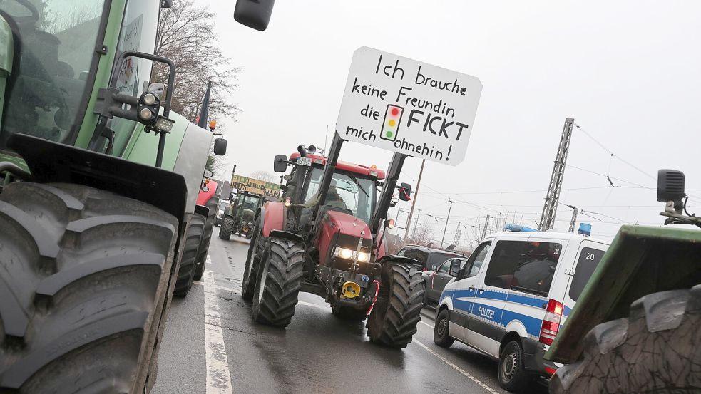 Bis zu 100 Fahrzeuge nahmen nach Schätzungen der Polizei am Protest-Camp in Emden teil. Foto: Hock