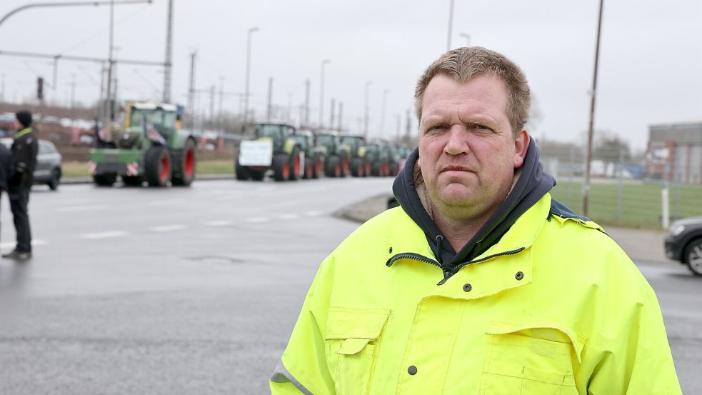 Dirk Busker ist Lohnunternehmer aus Moormerland. Bei der aktuellen Politik bangt er um seine Existenz – seit Montag protestierte er deswegen an unterschiedlichen Stellen. Foto: Hock