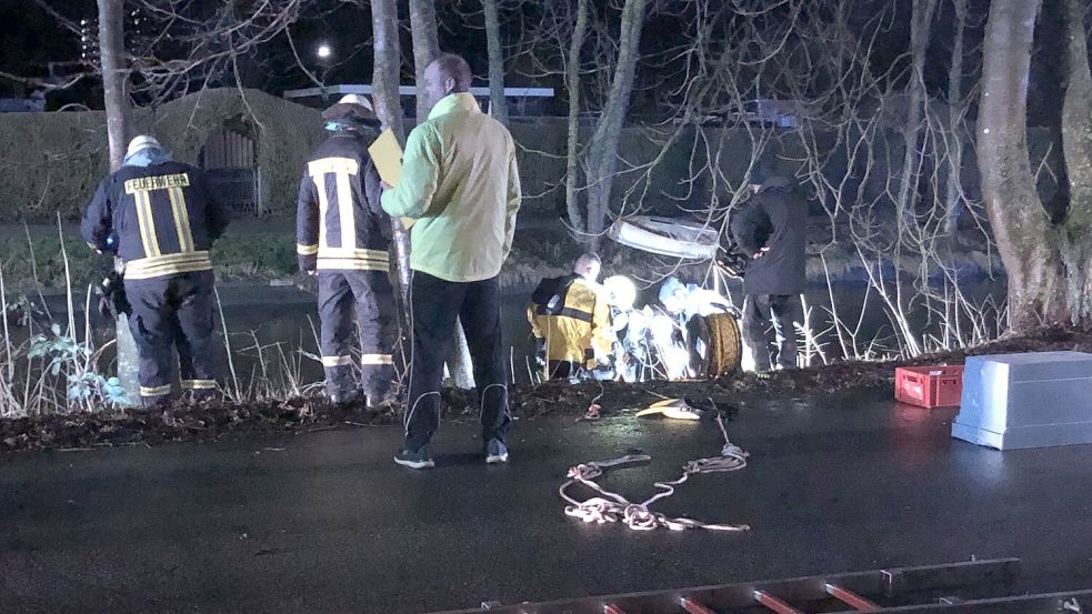 Taucher der Feuerwehr suchten im Treckfahrtstief in Emden nach dem Vermissten. Foto: Harms