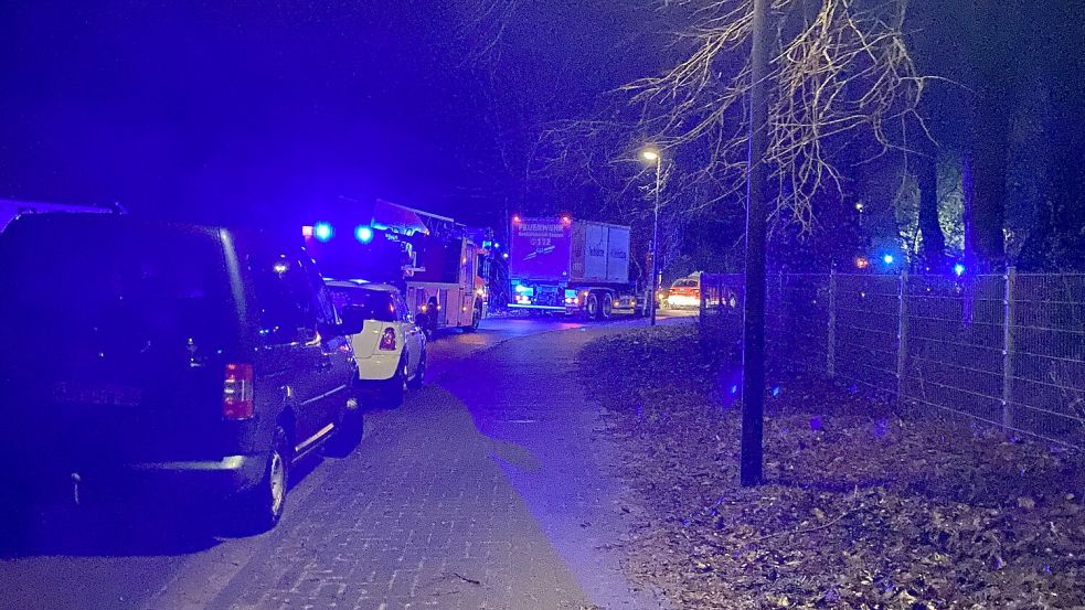 Entlang der Straße Treckfahrtsweg standen am Sonntagabend zahlreiche Einsatzfahrzeuge. Foto: Harms