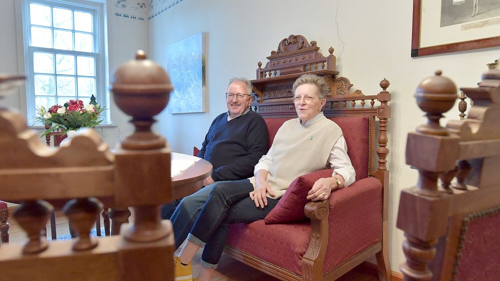 „Man muss schon ein bisschen verrückt sein“, sagen Hinrich und Almut Janssen über das Leben in einem uralten Haus. Foto: Ortgies