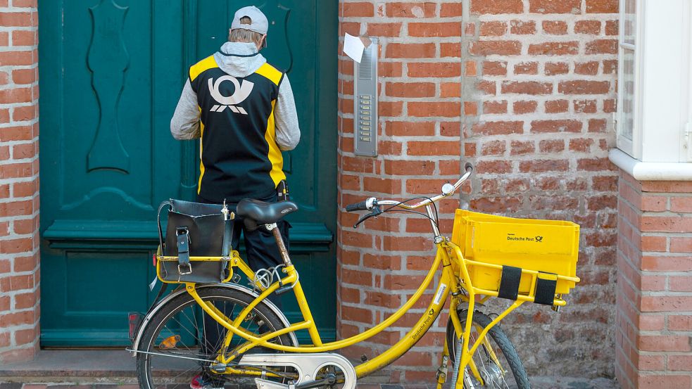 Mitarbeiter der Post tragen eine große Verantwortung – normalerweise liefern sie Briefe aus. In Papenburg soll ein Bote das aber nicht immer getan haben. Symbolfoto: Schulze/dpa