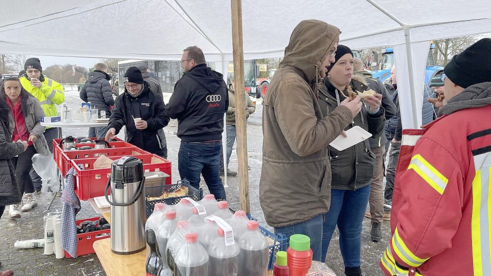 Am Idasee gab es für die Protest-Teilnehmer Getränke, Kuchen, Brötchen und Würstchen. Foto: Janßen