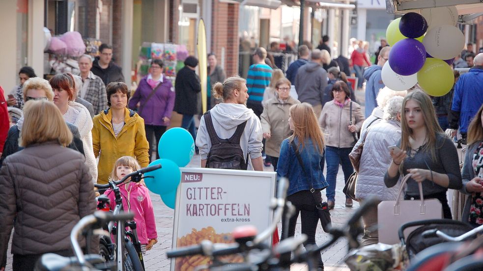 Die Stadt will den Einzelhandel und die Gastronomie in der Emder Innenstadt künftig gezielter mit Finanzhilfen unterstützen. Foto: H. Müller/Archiv
