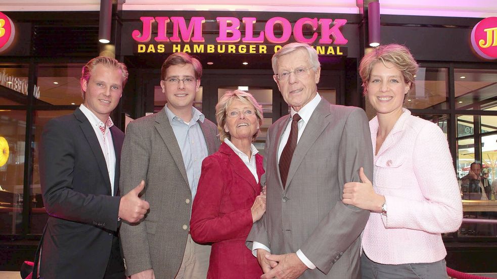 Familie Block bei der Eröffnung eines Jim-Block-Restaurants im Jahr 2012. Die Söhne Dirk (von links) und Philipp, Mutter Christa, Vater Eugen und Tochter Christina. Foto: imago images/localpic