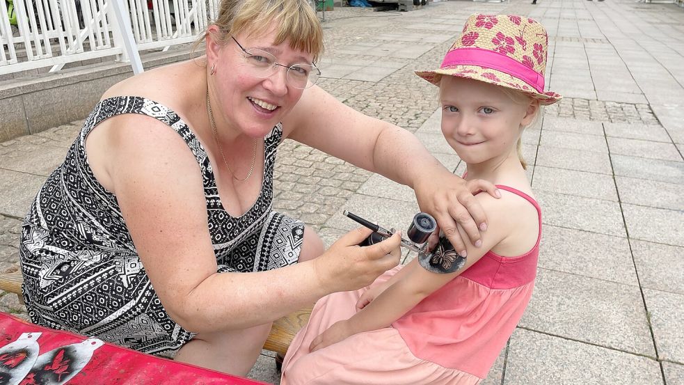 Kathrina Moritz sprüht der kleinen Mila ein Tattoo auf. Fotos: Boschbach
