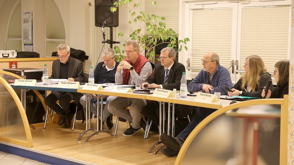 Diskutierten auf dem Podium: Frank Schoff (fbl, pro Bürgerentscheid-Variante), Heiko Ringena (fbl, pro Ratsbeschluss), Reiner Willms (SWK) und Roelf Odens (CDU, beide pro Bürgerentscheid-Variante) sowie Garrelt Agena (Grüne) und Astrid Brants (SPD, beide pro Ratsbeschluss). Moderiert wurde die Veranstaltung von Ute Lipperheide. Foto: Hock