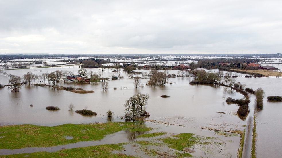 Höfe und Gebäude der kleinen Ortschaft Hagen-Grinden sind Anfang Januar vom Wasser umgeben. Hagen-Grinden gehört zur Gemeinde Langwedel im Landkreis Verden nahe Bremen und war durch das Hochwasser tagelang von der Außenwelt abgeschnitten. Foto: Dathe/DPA