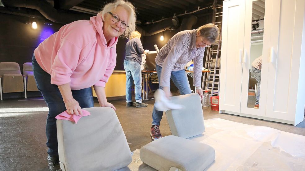 Traute Gronewold (links) und Maria Kleen wienern die Theatersitze auf der neuen Bühne. Danach sind die Arme schwer und die Sitze sehen aus wie neu. Foto: Böning