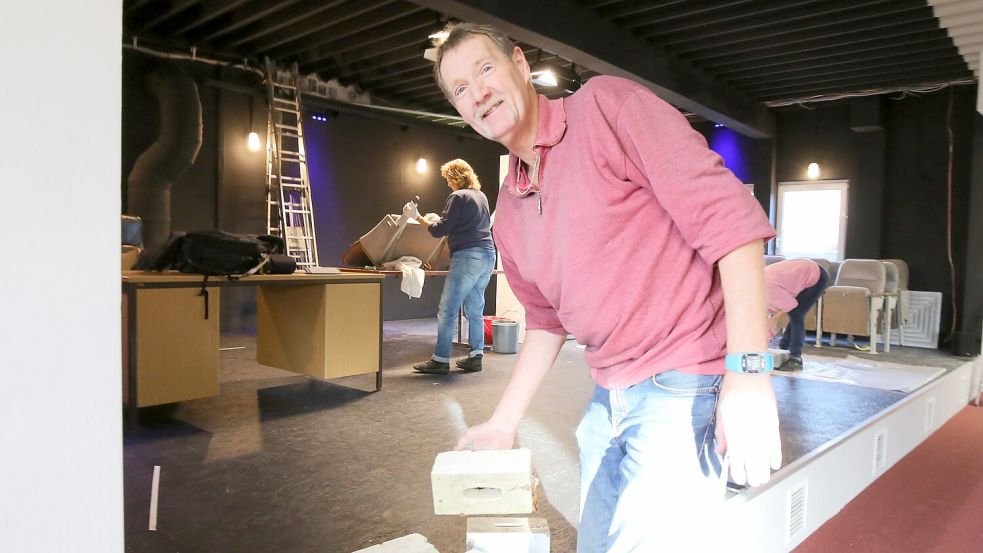 Bauleiter Alfred Alberts sucht Gewichte, damit die geklebten Teppich-Stöße beim Trocknen in Form bleiben. Foto: Böning