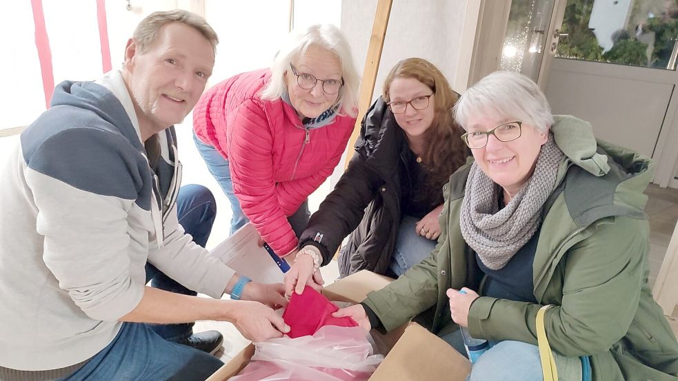 Alfred Alberts (von links), Traute Gronewold, Elke van Loh und Martina Thaden auf Tuchfühlung mit dem neuen Vorhang. Aufgehängt wird er nach Weihnachten. Foto: Behrends