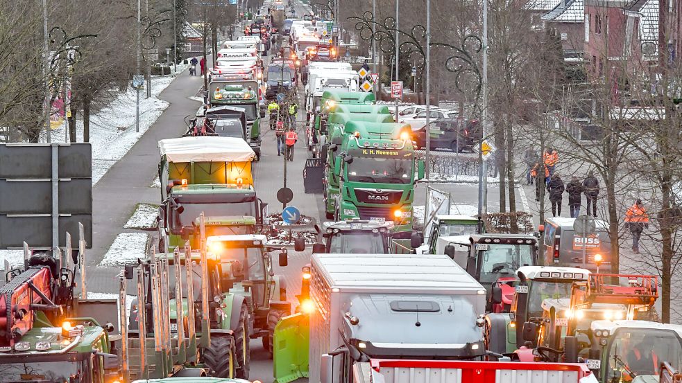 Auf Wiesmoors Hauptstraße geht seit Montagmorgen nichts mehr. Foto: Ortgies