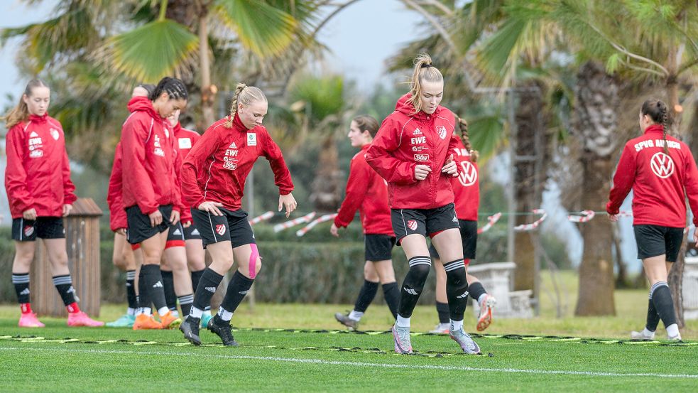 Angenehme Temperaturen, ein Top-Rasen und Rundumverpflegungen: Die U17-Fußballerinnen der SpVg Aurich haben perfekte Bedingungen in Belek. Fotos: SpVg Aurich