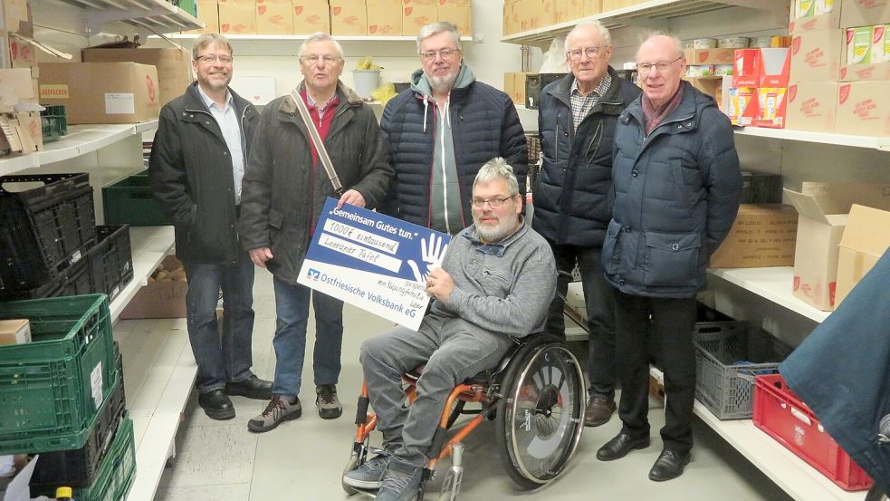 Das Foto zeigt (von links) Diakon Tobias Möhlmann, Wolfgang Grüger, Vorsitzender der Kolpingfamilie Leer, Pastor Andreas Bartels und Andreas Poppen von der Leeraner Tafel sowie Dieter Meise und Horst Schlarmann, beide im Vorstand der Kolpingfamilie. Foto: privat