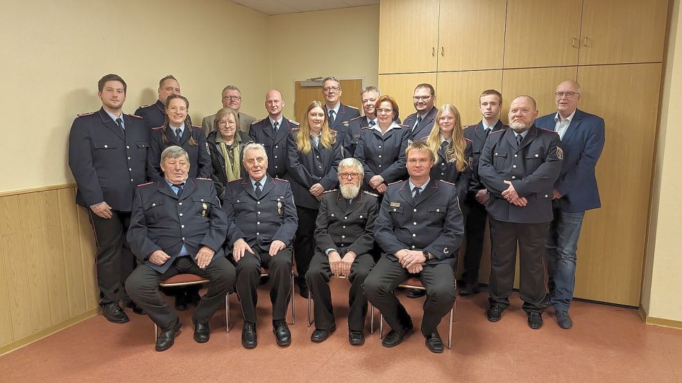 Die Feuerwehr Ihren und ihre Gäste (stehend, von links): Enno Schmidt, Sascha Polzin, Rona Schmidt, Gabi Ostholthoff, Theo Douwes, Andre Grünefeld, Sonja Marks, Frank Harms, Joachim Lassahn, Wiebke Brinker, Julian van der Laan, Joelina Groenewold, Terence-Fynn Brinker, Dirk Steinmetz und Heinz Wiemers sowie (sitzend, von links): Paul Regel, Johannes Folten, Hermann Wybrands und Jochen Niemand. Foto: Feuerwehr