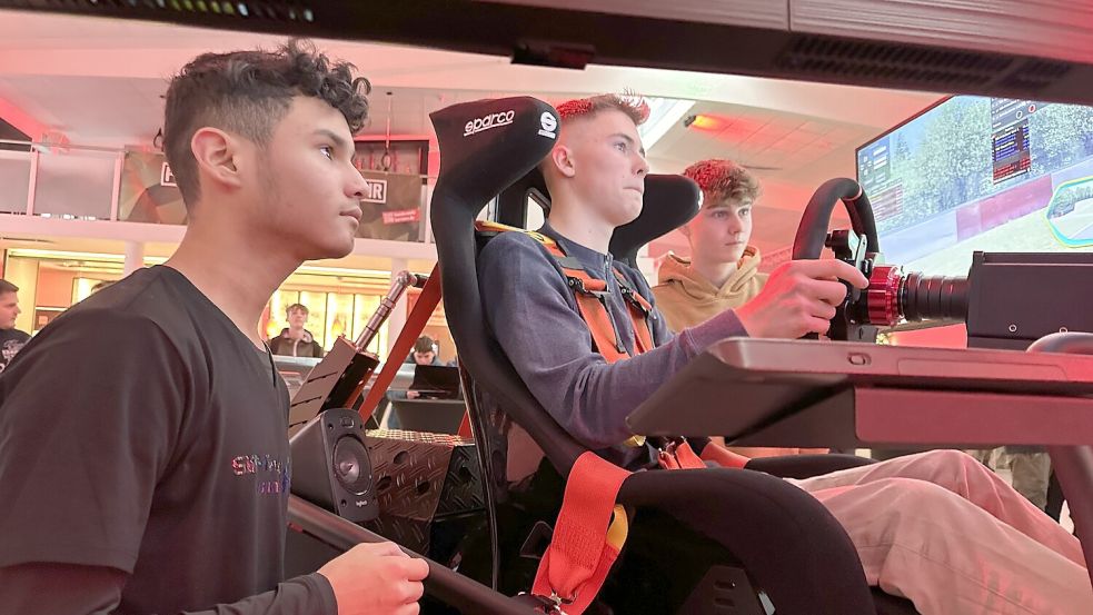 Höchste Konzentration beim Finale in Leer im Sim-Racer-Simulator: Julio Reyes Padilla (von links), Marlon Bösker und Til Harms.Foto: privat