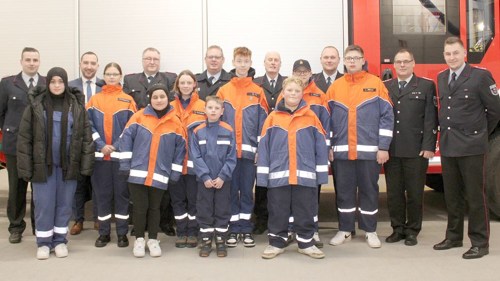 Das Bild zeigt die Mitglieder der Jugendfeuerwehr Weener sowie (hinter Reihe von links) Ingo Stanschus (stellv. Jugendfeuerwehrwart), Nico Bloem (stellv. Bürgermeister), Ewald Spengel (stellv. Ortsbrandmeister), Kreisjugendfeuerwehrwart Timo Smit, Stadtjugendfeuerwehrwart Ewald Freese, Steffen Voss (stellv. Stadtbrandmeister), Stadtbrandmeister Jörg Fisser und Jugendfeuerwehrwart Sven Fisser. Foto: privat