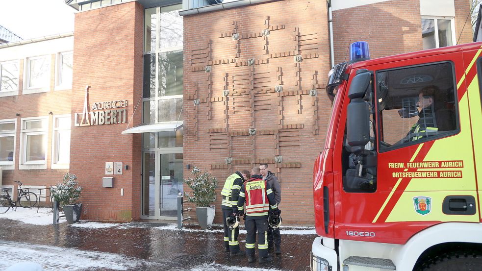 Die Ortsfeuerwehr Aurich rückte mit zwei Einsatzwagen an. Foto: Romuald Banik