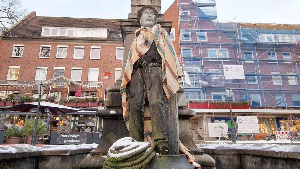 Modebewusst: Der Hafenarbeiter von Welt trägt Blockmuster. Aber nicht nur am Fürbringerbrunnen in Emden wird gerade Stilsicherheit bewiesen. Foto: Hock
