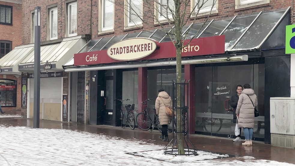 Die ehemalige Stadtbäckerei im Zentrum von Emden steht seit Jahren leer. Zuletzt hatte die Bäckerei Rector dort eine Filiale betrieben. Foto: H. Müller