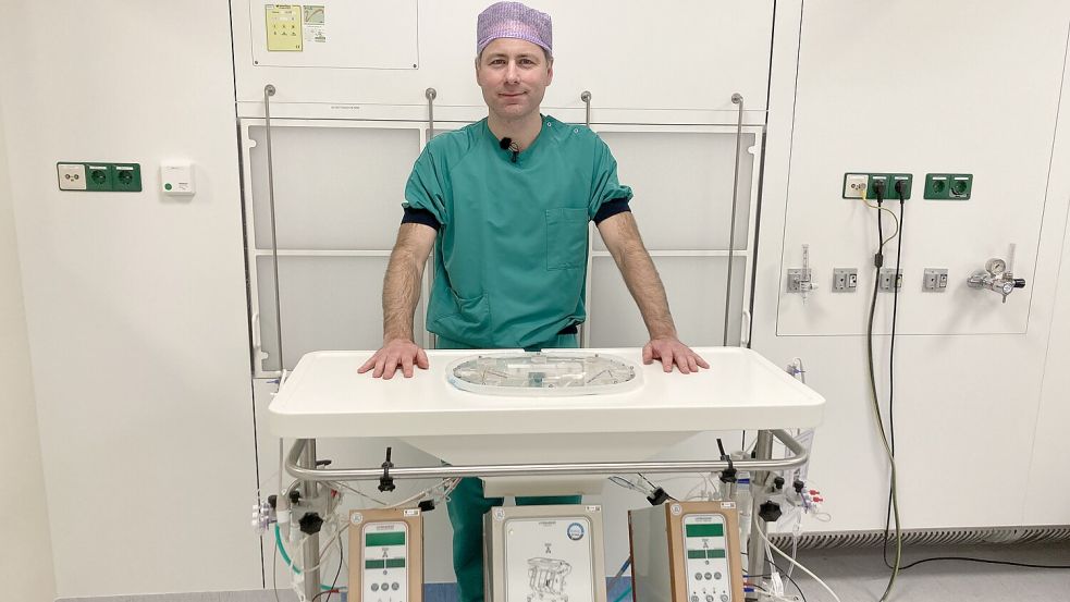Dr. Vincent de Meijer, Professor für Chirurgie und Leiter des Lebertransplantationsprogramms, steht an einer sogenannten Perfusionsmaschine. Foto: UMCG