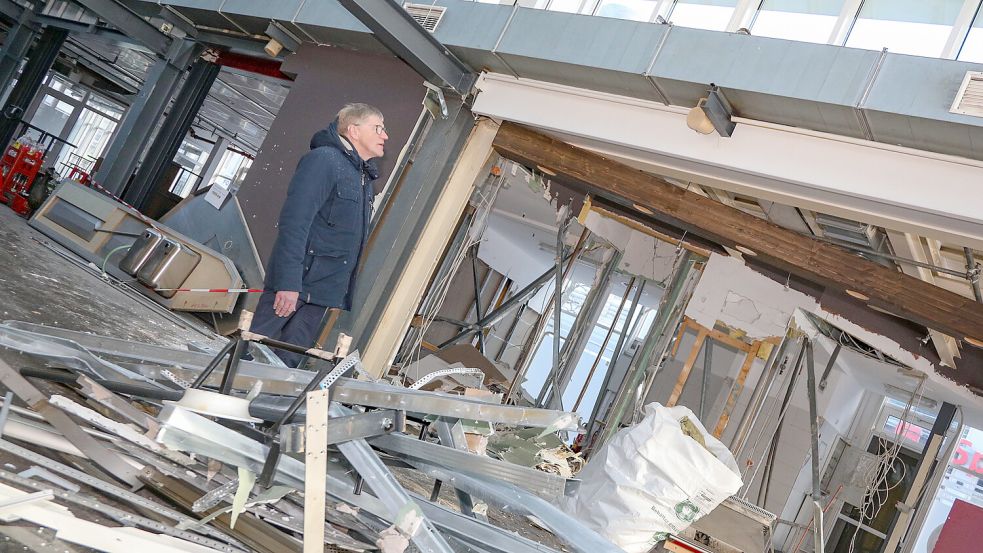Bürgermeister Horst Feddermann schaut sich auf der Baustelle um.