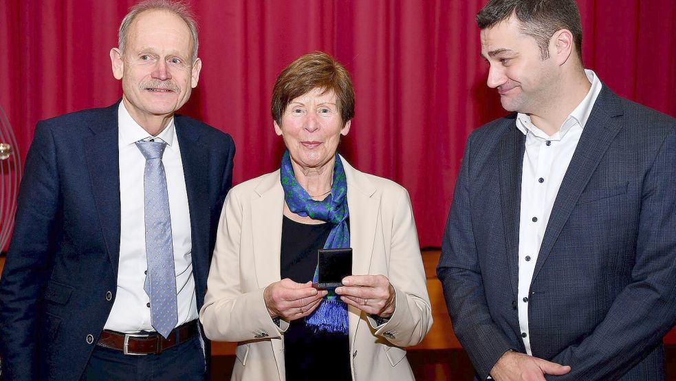 Die Laudatio auf Gerda Santjer hielt Jörg Kromminga, Vorsitzender des Kreissportbunds Leer (links).