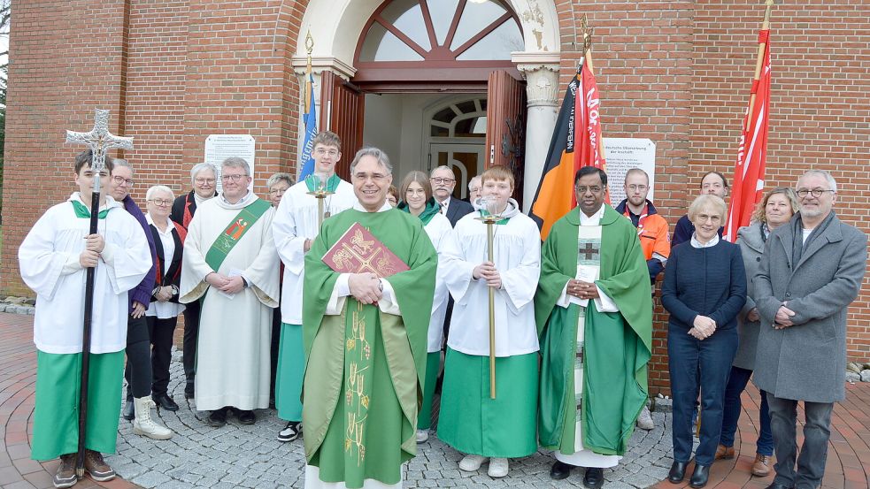 Vertreter der Kolpingsfamilie, der Malteser, des Kirchenvorstandes sowie weiterer kirchlicher Gruppen begleiteten Torsten Brettmann (im Vordergrund, Mitte) beim Einzug in die Kirche zum Abschiedsgottesdienst. Foto: Weers