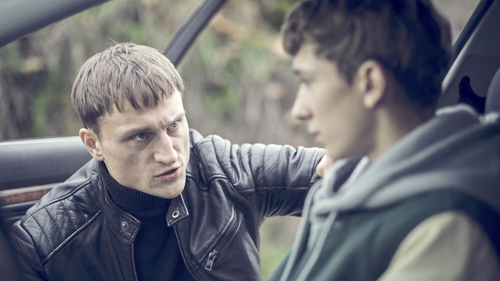 Mikel (Oleg Tikhomirov) fordert Loyalität von seinem Cousin David (Louis Guillaume), der mit 13 noch strafunmündig ist. Tatort: „Zerrissen“. Ab 21. Januar im Ersten und online. Foto: SWR/Benoît Linder