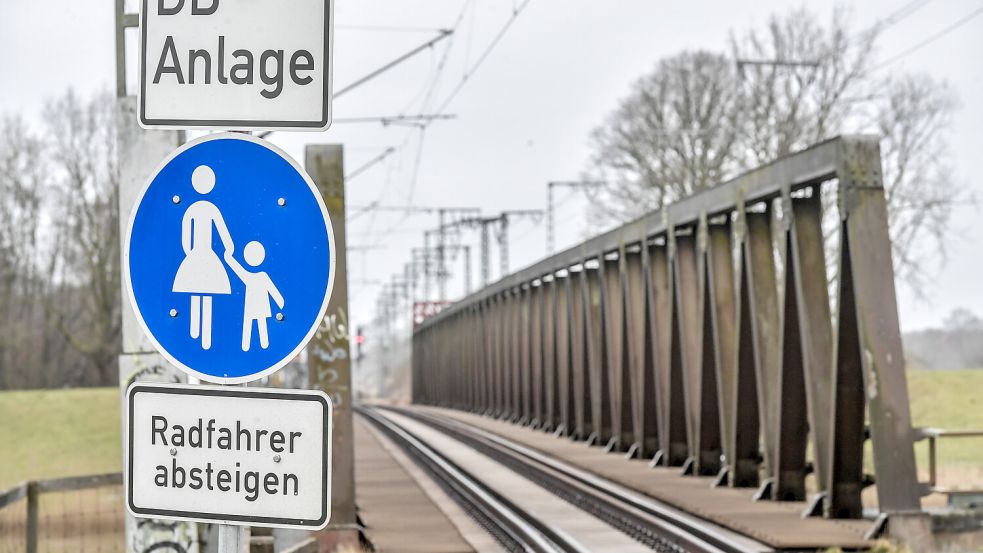 Das Schild weist darauf hin, dass der Weg über die Brücke ein Fußweg ist, Radfahrer müssen absteigen. Foto: Ortgies