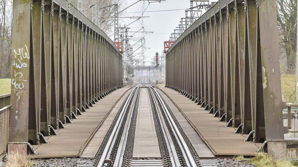 Die Brücke über die Leda ist in betriebssicherem Zustand. Derzeit sind keine Veränderungen erforderlich, teilte eine Bahnsprecherin auf Anfrage mit. Foto: Ortgies