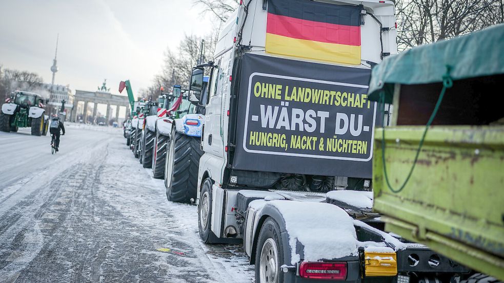 Sie gönnen der Politik keine Pause: Ein Lkw mit einem Transparent mit der Aufschrift „Ohne Landwirtschaft – wärst du – hungrig, nackt & nüchtern“ steht im Rahmen der Proteste der Landwirtschaft vor dem Brandenburger Tor. Foto: Nietfeld/DPA