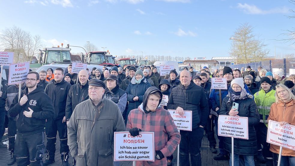 Im Hager Gewerbegebiet an der Weidestraße ging am Freitagvormittag nichts mehr. Foto: Rebecca Kresse