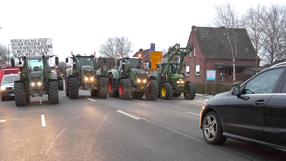 Landwirte haben m 8. Januar 2024 vielerorts in Ostfriesland und darüber hinaus – wie hier in Emden – die Straße blockiert. Foto: Ellinger