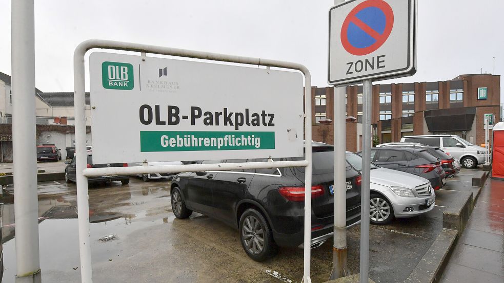 Auch der Parkplatz gehört zum Komplex, der vom Investor gekauft wurde. Foto: Ortgies