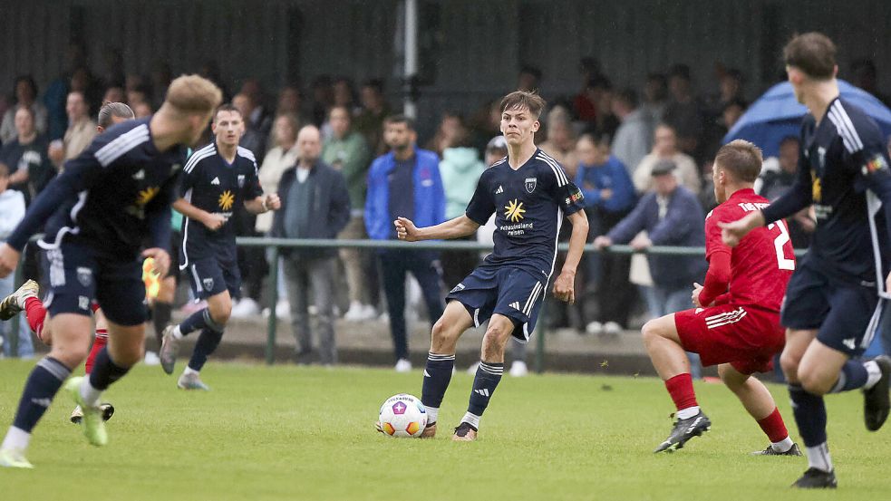 Nico Möhle lief für Oberligist Kickers Emden bisher nur in Testspielen auf, trainierte aber voll mit und sammelte in der U19 Spielpraxis. Foto: Doden/Emden