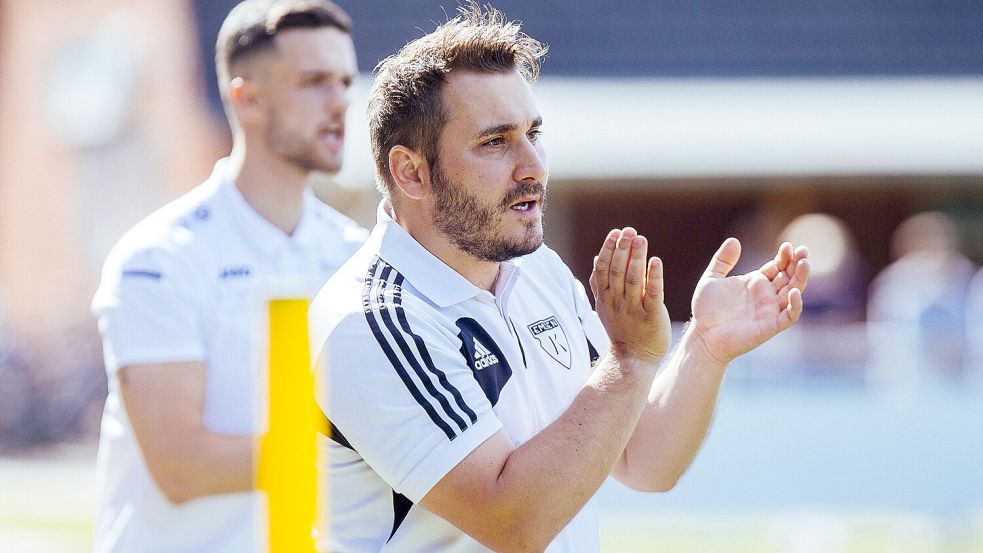 Claudio Casto trainierte bis zum Sommer die A-Jugend von Kickers. Nun hat er bei den Männern in Aurich übernommen. Foto: Doden/Emden