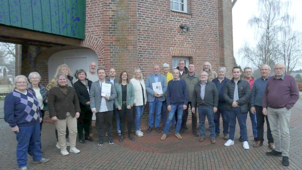 Die Hinteraner Arbeitsgruppe, der Bürgermeister, Vertreter vom Amt für Regionale Landesentwicklung und Vertreter vom Planungsbüro NWP bei der Übergabe der offiziellen Anerkennung des Dorfentwicklungsplanes. Foto: Gemeinde Hinte
