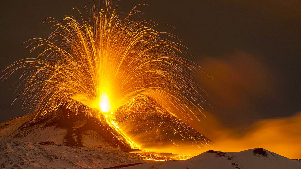 Aus sicherer Distanz können Vulkane schön sein, sie sind aber sehr gefährlich und hinterlassen oft eine Spur der Zerstörung. Hier siehst Du ein Foto des Ätna aus dem Jahr 2023. Foto: dpa/Salvatore Allegra