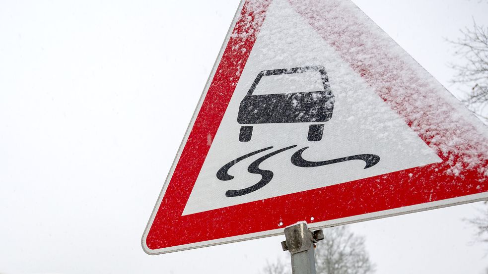 Zu einem Busunfall kam es in der Nacht von Donnerstag auf Freitag auf der eisglattenA 7 in Mittelfranken. Mit dem Bus waren auch Schüler und Lehrer aus Emden unterwegs. Symbolfoto: DPA