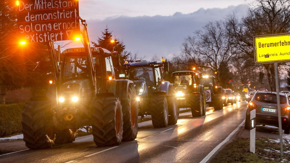 Der Demonstrationszug fuhr unter anderem durch Berumerfehn. Foto: Romuald Banik