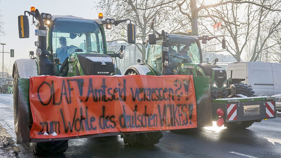 Sie lassen nicht locker: Anlässlich der Internationalen Grünen Woche in Berlin fand am Freitag eine Treckerdemo der Freien Bauern vor dem Messegelände statt. Foto: Carstensen/DPA