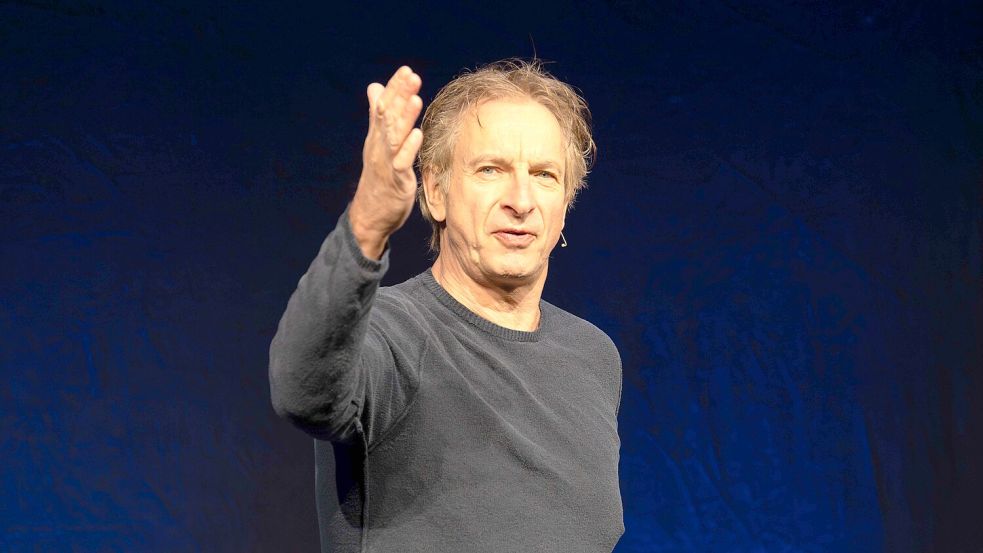 Fotoscheu? Ingolf Lück bei seinem Auftritt im NOZ Medienzentrum. Foto: Steve Weber