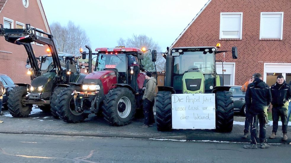 Auch zahlreiche Traktoren standen in der Kirchstraße. Foto: Kruse