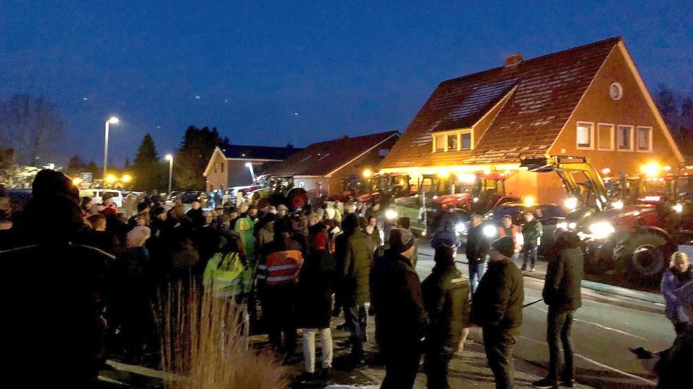 Hunderte Menschen waren zu der Veranstaltung der SPD gekommen, um im Vorfeld zu protestieren. Foto: Kruse