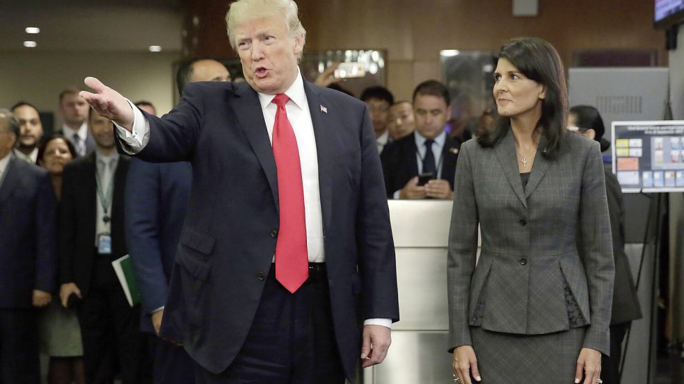 2017 noch Verbündete, nun Rivalen: Donald Trump (links) und die Nikki Haley, die damalige Botschafterin der USA bei den UN. Foto: Richard Drew/AP/dpa