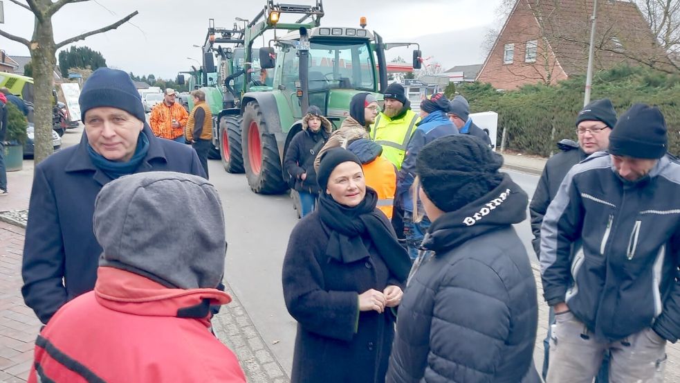 Die Bundestagsabgeordnete Gitta Connemann im Gespräch mit Demonstranten in Flachsmeer. Foto: Scherzer