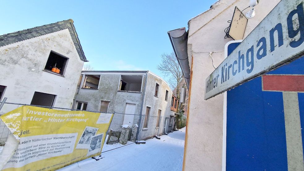 Insgesamt sieben Häuser sollen am Hinter Kirchgang abgerissen werden. Gerade laufen die vorbereitenden Arbeiten. Foto: Hock